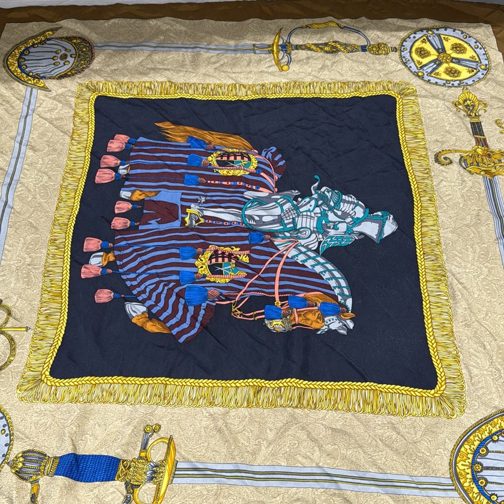 GUCCI LUXURY SCARF stunning king horse design silk scarf